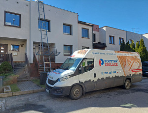 Zateplení střechy řadového domku pomocí foukané izolace